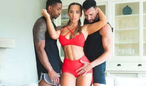 Сладкая милашка во время фитнеса, отдается сразу двум партнерам