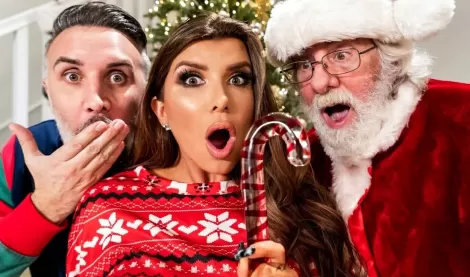 Трахает красавицу Роми Рейн в качестве подарка на Рождество