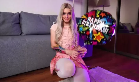 Русской сестре сегодня восемнадцать лет исполнилось и потому брат трахает ее и кончает в нее в качестве подарка