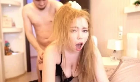 Муж ебет красивую русскую жену и снимает с ней домашнее порно