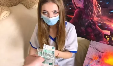 Из-за нехватки денег, русская медсестра соглашается на секс с пациентом