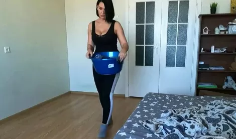 Первый сексуальный опыт между мачехой и пасынком случился когда мамочка застряла под кроватью