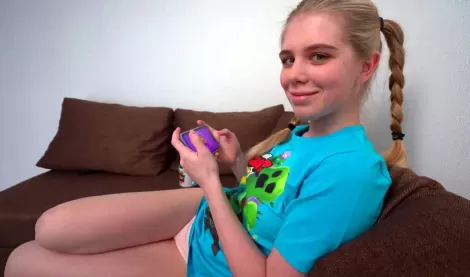 Девушка отвлеклась от телефона, когда увидела толстый член старшего брата