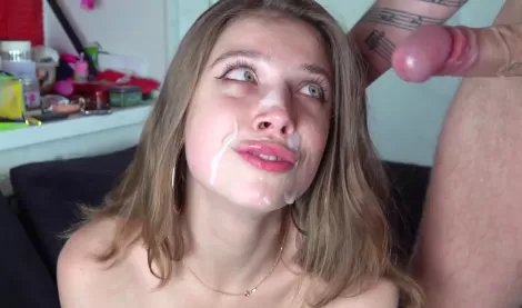 Парень ебет красивую русскую Нику и снимает домашнее порно