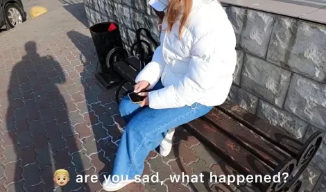 Красавица что случилось? Идем ко мне на квартиру, угощу чаем и членом