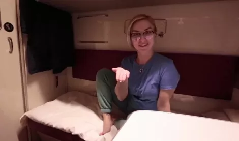 Соблазнил красивую русскую девушку с которой ехал в купе