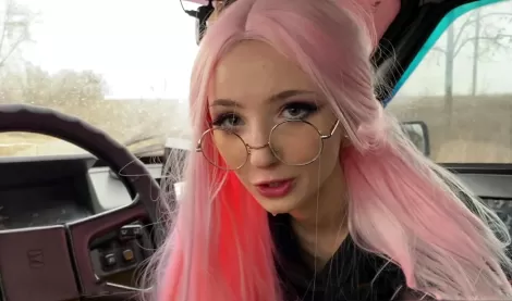 Парень балует свою русскую подругу подарками и трахает ее даже в машине